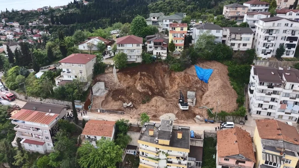 Kocaeli'de temel kazısı sırasında toprak kaydı