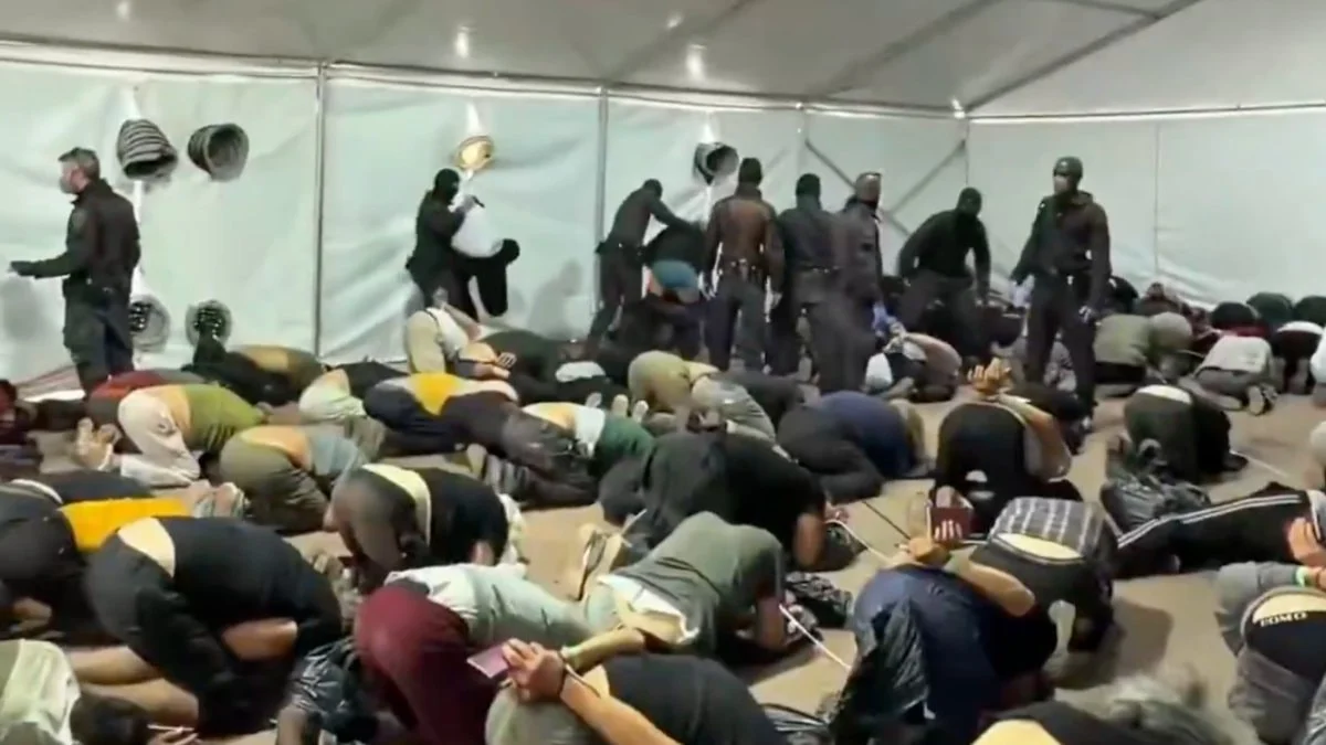 İsrail Güvenlik Bakanı, Sumud Filosu aktivistlerinin tutulduğu hapishaneye gidip hakaret etti
