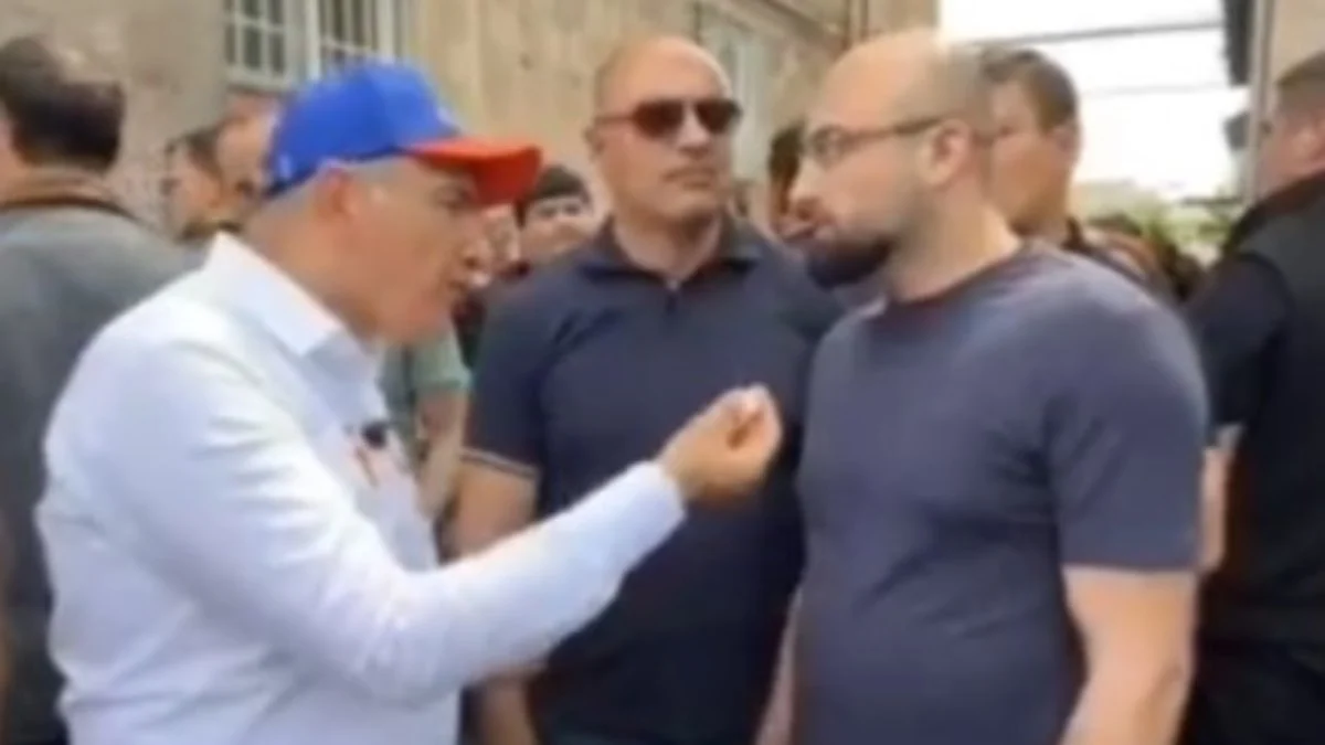 Paşinyan, 'Karabağ'ı teslim ettin' diyen Ermeni'yle tartıştı