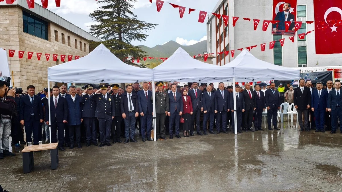 Bitlis'teki 19 Mayıs kutlamasında 50 metre uzunluğunda Türk bayrağı açıldı