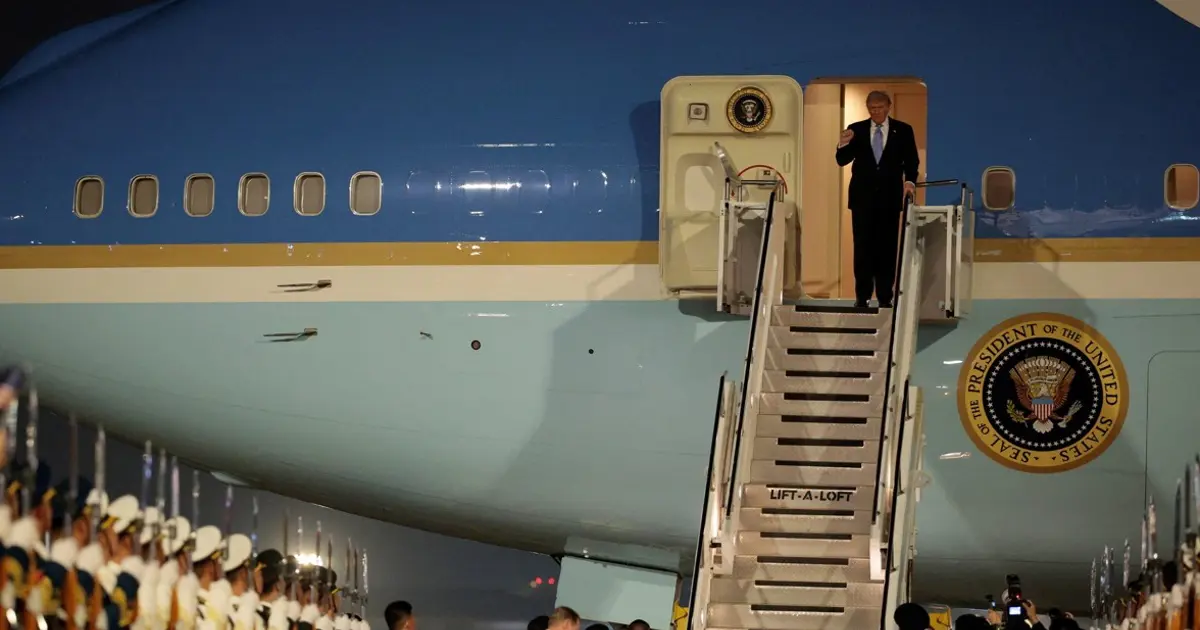 Trump'ın Çin ziyareti başladı. ABD Başkanı'na trilyonluk heyet eşlik ediyor