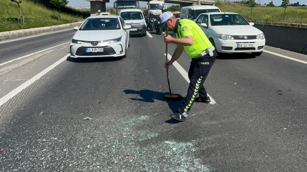 Tekirdağ’da trafik polisinden takdir toplayan hareket: Süpürgeyi eline alıp yolu temizledi