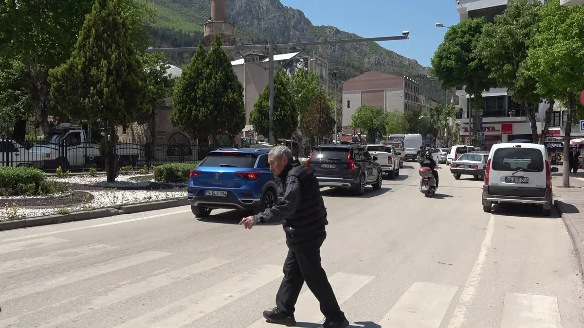 Amasya'da trafikte alışılmış tablo tersine döndü: Korna değil saygı duyuluyor