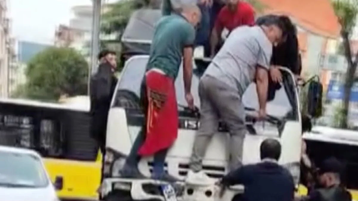 İstanbul'da pazarcı kamyoneti şaha kalktı: Vatandaşlar üstünde zıpladı