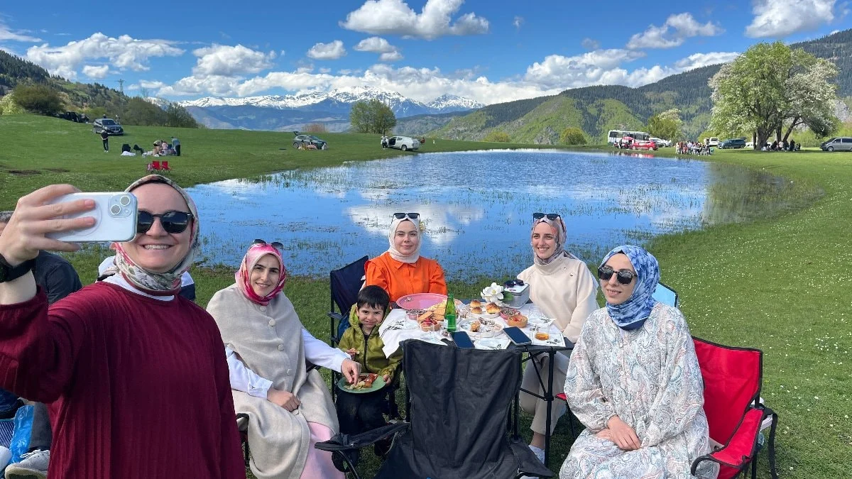 Artvin'de 2 ay sonra kuruyacak olan gölü görmeye geldiler