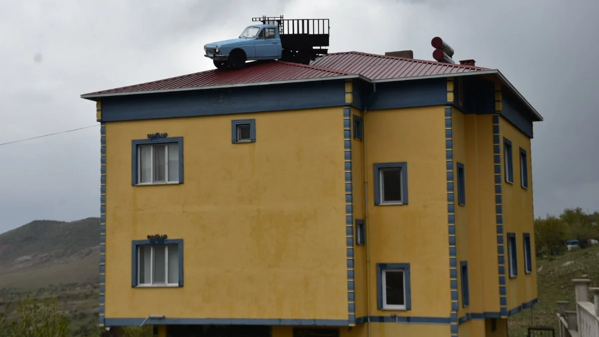 Niğde'de otomobil tutkunu evinin çatısında Anadol sergiliyor